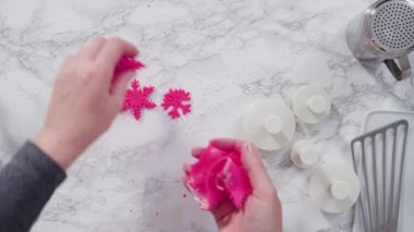 Düz yatıyordu. Adım adım. Pembe fondantımızı mermer tezgahta yuvarlıyoruz..