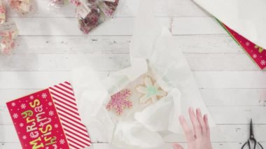 Düz yatıyordu. Adım adım. Ev yapımı şekerleme ve kurabiyeleri Noel hediyesi kutusuna koymak.