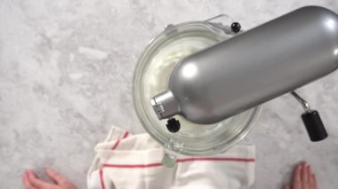 Zaman aşımı. Düz yatıyordu. Tek boynuzlu at temalı patatesler hazırlamak için mutfak mikserindeki malzemeleri karıştırıyorum..