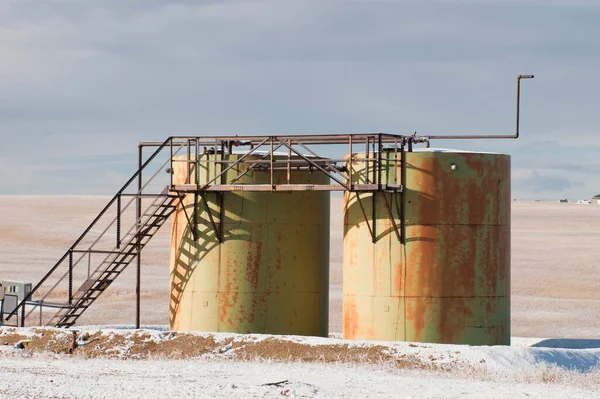 冬季景观中的生锈工业储罐 — 图库照片