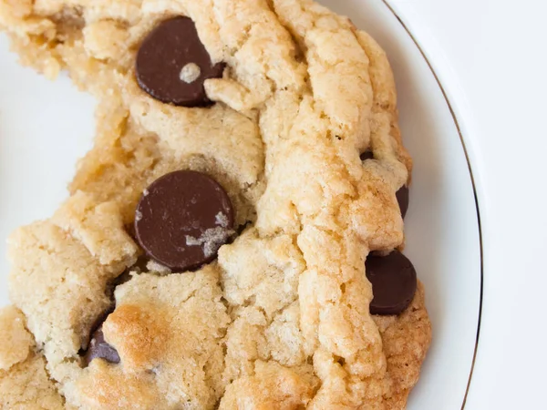 Gebroken Zelfgemaakte Chocolade Chip Koekjes — Stockfoto