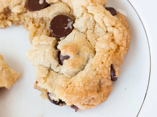 Broken Homemade Chocolate Chip Cookies — Stock Photo, Image