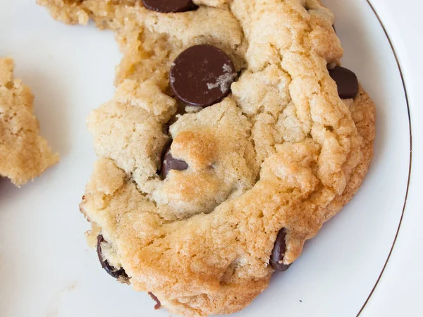 Broken Homemade Chocolate Chip Cookies — Stock Photo, Image