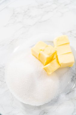 Mini vanilyalı kekler ve ombre pembe kremalı krema pişirmek için büyük bir karıştırma kabında malzemeler karıştırılıyor..