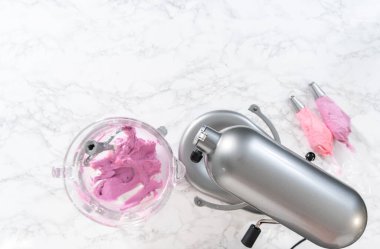 Düz yatıyordu. Mutfaktaki elektrikli mikserin içeriğini karıştırıp tereyağlı krema yapıyorum..