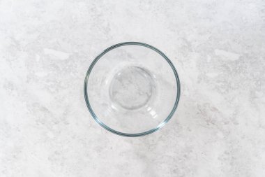 Düz yatıyordu. Yeni pişmiş boba incilerini süzgeç süzgecinden akıtıyor..