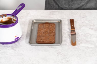 Çikolata kalıbını eritilmiş siyah çikolatayla doldurarak gurme mini çikolatalar hazırlıyorum..