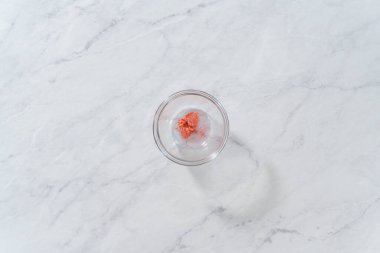 Düz yatıyordu. Çikolata süslemek için parlak pembe bir parıltı..