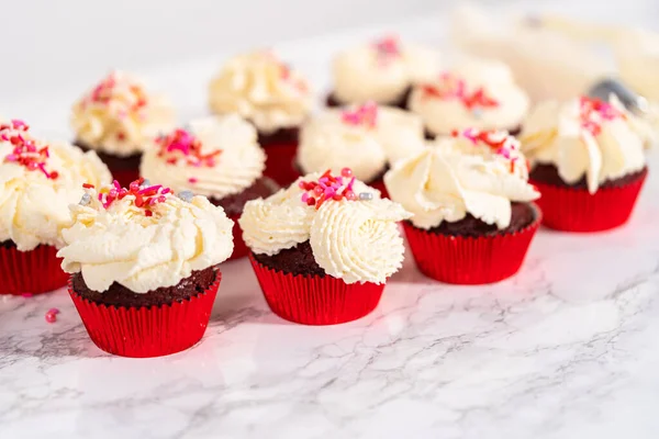 Potrubí Bílá Čokoláda Ganache Poleva Vrcholu Červených Sametových Cupcakes Polevy — Stock fotografie