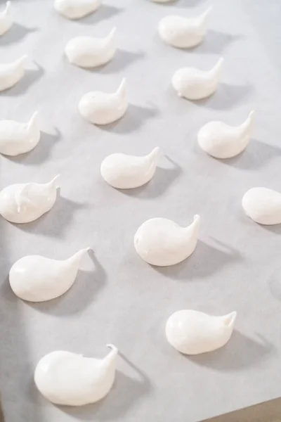 Merengue Tuberías Con Bolsas Tuberías Bandeja Para Hornear Forrada Con —  Fotos de Stock