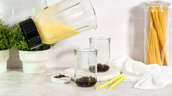 Pouring Mango Boba Smoothie Drinking Glasses — Fotografia de Stock