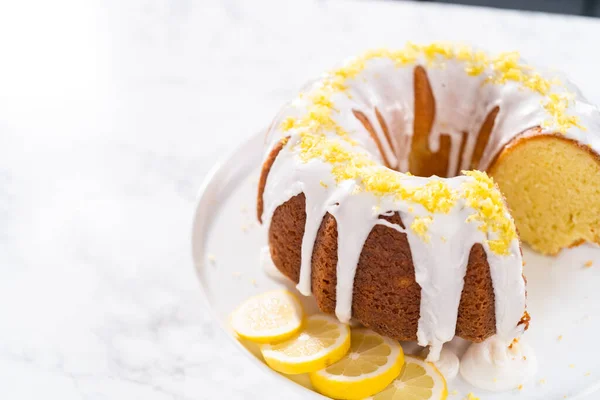 ケーキスタンドにレモンの皮で装飾されたスライスレモンバンドルケーキ — ストック写真