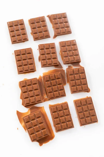 Bort Mini Choklad Från Silikon Choklad Mögel Vit Skärbräda — Stockfoto