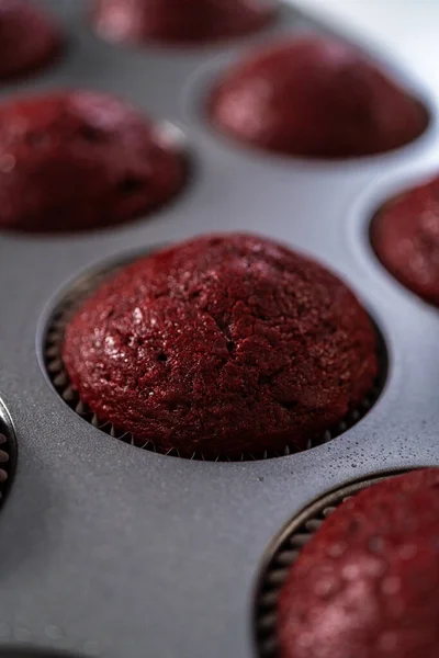 Refroidissement Cupcakes Velours Rouge Fraîchement Cuits Sur Comptoir Cuisine — Photo