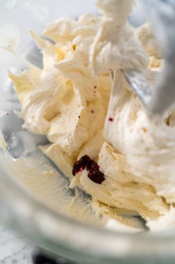 Mutfaktaki elektrikli mikserin içeriğini karıştırıp tereyağlı krema yapıyorum..