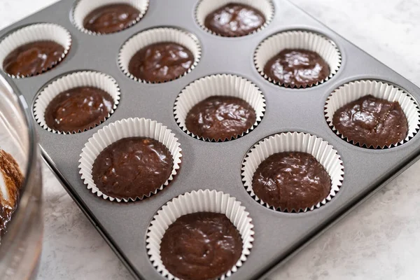Σκεπάστε Μείγμα Cupcake Στα Cupcake Για Φτιάξετε Cupcakes Σοκολάτας — Φωτογραφία Αρχείου