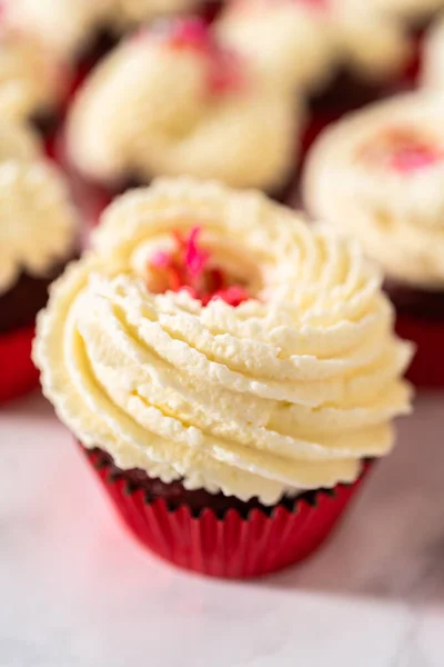 Cupcakes Velours Fraîchement Cuits Four Avec Glaçage Ganache Chocolat Blanc — Photo