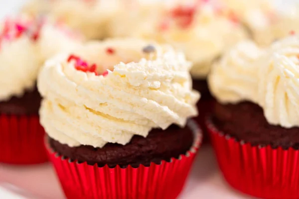 Cupcakes Velours Fraîchement Cuits Four Avec Glaçage Ganache Chocolat Blanc — Photo