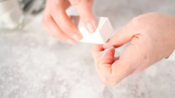 Donna Finendo Manicure Casa Con Semplici Strumenti Manicure Chiodi Tamponamento — Foto Stock