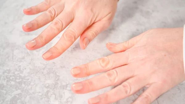 Mujer Terminando Manicura Casa Con Simples Herramientas Manicura Pintura Uñas — Foto de Stock