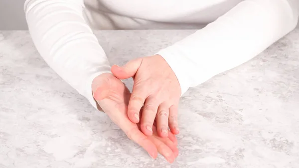 Mujer Terminando Manicura Casa Con Simples Herramientas Manicura Pintura Uñas — Foto de Stock