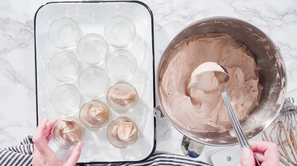 平置きだ 一歩ずつ 自家製チョコレートアイスクリームをガラス瓶にすくう — ストック写真