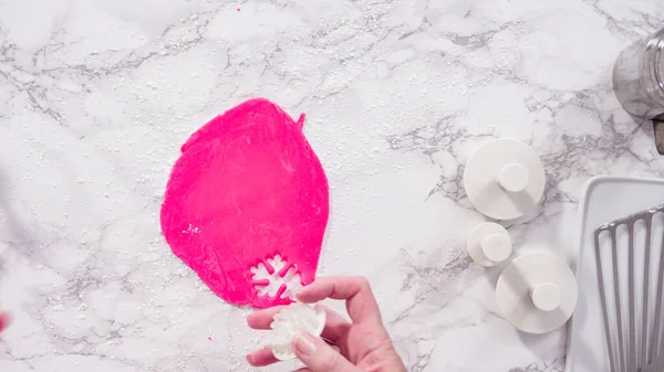 Acostado Paso Paso Cortar Copos Nieve Con Cortadores Galletas Fondant — Foto de Stock