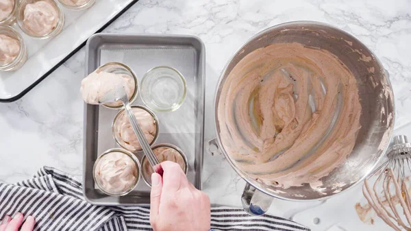 Ett Platt Ligg Steg För Steg Skopa Hemmagjord Chokladglass Glasburkar — Stockfoto