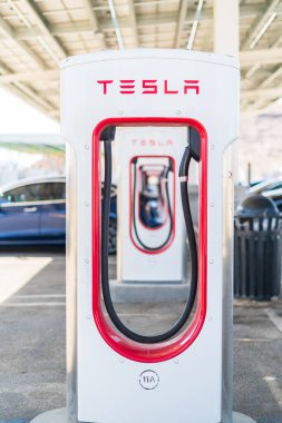 Baker, California, ABD-12 Ekim 2021 - Tesla gün boyunca süperşarj istasyonu.