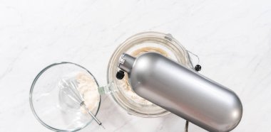 Düz yatıyordu. Vatansever tarçınlı hamur pişirmek için mutfak mikserinde ekmek hamuru hazırlıyorum..