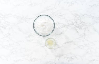 Limon jölesi yapmak için cam karıştırma kabında ölçülmüş malzemeler..