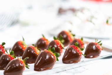 Beyaz ve siyah çikolata soslu çilek yapıyorum..