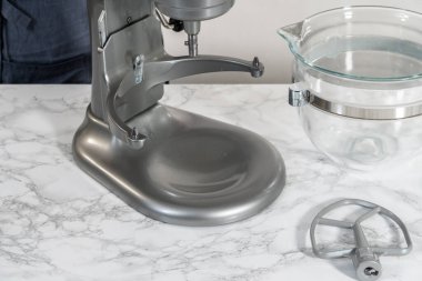 Mini Paskalya ekmeği pişirmek için mutfak mikseri malzemelerini karıştırıyorum..