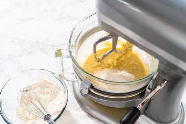 Mini Paskalya ekmeği pişirmek için mutfak mikseri malzemelerini karıştırıyorum..