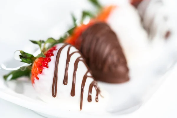 Weiße Und Dunkle Schokolade Eingetauchte Erdbeeren Auf Einem Weißen Kuchenstand — Stockfoto