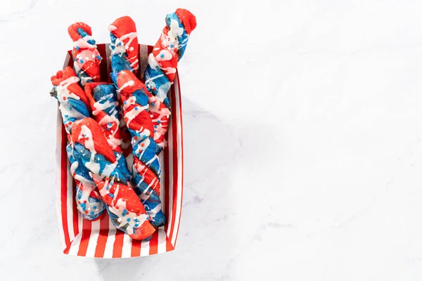 Patriotische Zimtschnecken Mit Weißer Glasur Beträufelt Und Mit Sternstreuern Verziert — Stockfoto