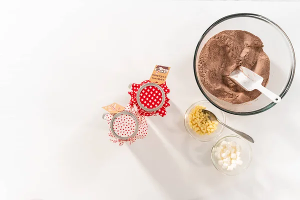 平置きだ クリスマスの食べ物の贈り物のためのメイソンジャーを飲む際に自家製ホットチョコレートミックスを作る — ストック写真