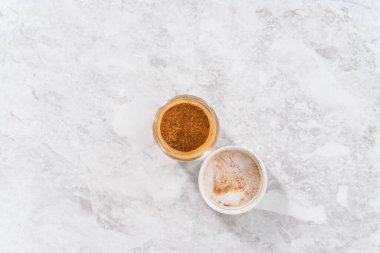 Düz yatıyordu. Güz tarifleri için ev yapımı balkabağı turtası baharatı.