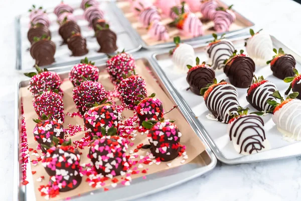 Verscheidenheid Van Chocolade Gedompelde Aardbeien Perkamentpapier — Stockfoto