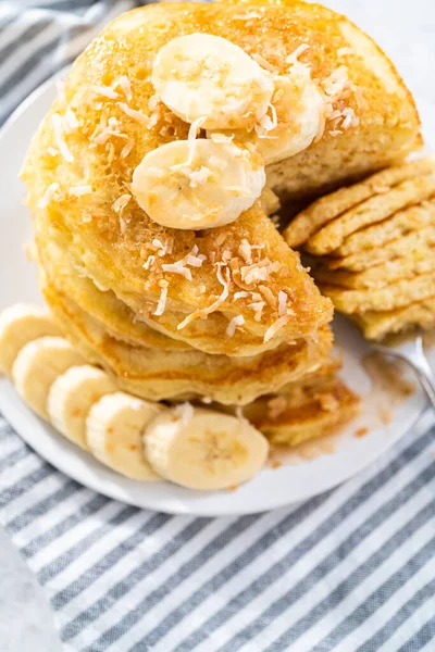 코코넛 바나나 팬케이크를 바나나와 곁들여 코코넛을 — 스톡 사진
