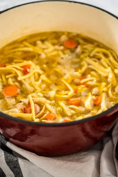 Cozinhar Sopa Macarrão Frango Com Macarrão Kluski Forno Holandês Esmaltado — Fotografia de Stock