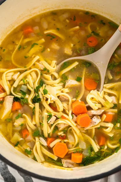 Serveren Kip Noodle Soep Met Kluski Noedels Witte Keramische Soepkommen — Stockfoto