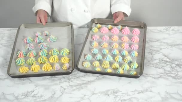 Langkah Demi Langkah Piping Unicorn Meringue Cookies Baking Sheet Lined — Stok Video