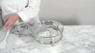 Zaman aşımı. Adım adım. Tek boynuzlu at kurabiyesi pişirmek için besin boyasını kremaya karıştırıyorum..