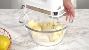 Zaman aşımı. Adım adım. Limonlu kek hazırlamak için karıştırma kabındaki malzemeleri karıştırıyorum..