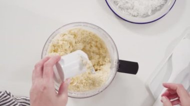 Düz yatıyordu. Hindistan cevizli kurabiye pişirmek için kurabiye hamurunu kabartmak..