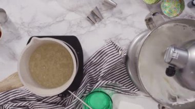 Düz yatıyordu. İtalyan tereyağlı kreması için bir tencerede karamelize şeker.