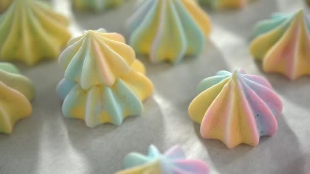 Stap Voor Stap Vers Gebakken Eenhoorn Meringue Koekjes Een Bakplaat — Stockvideo