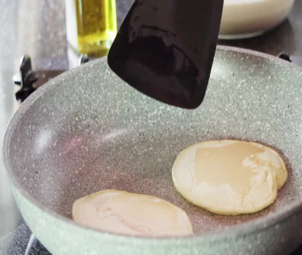 把小煎饼放在煎锅里的煎饼底上烤 — 图库视频影像