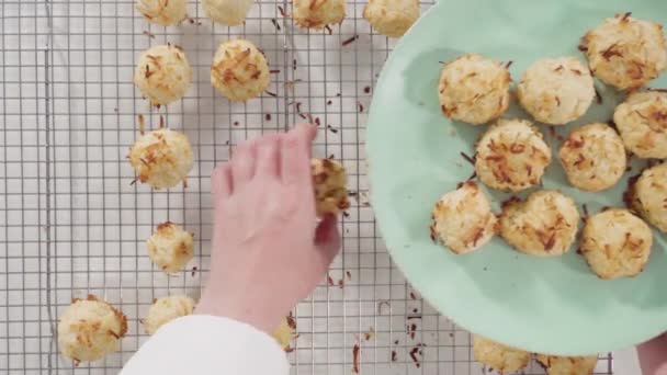 平置きだ 焼きたてのココナッツクッキーを盛り皿にのせる — ストック動画